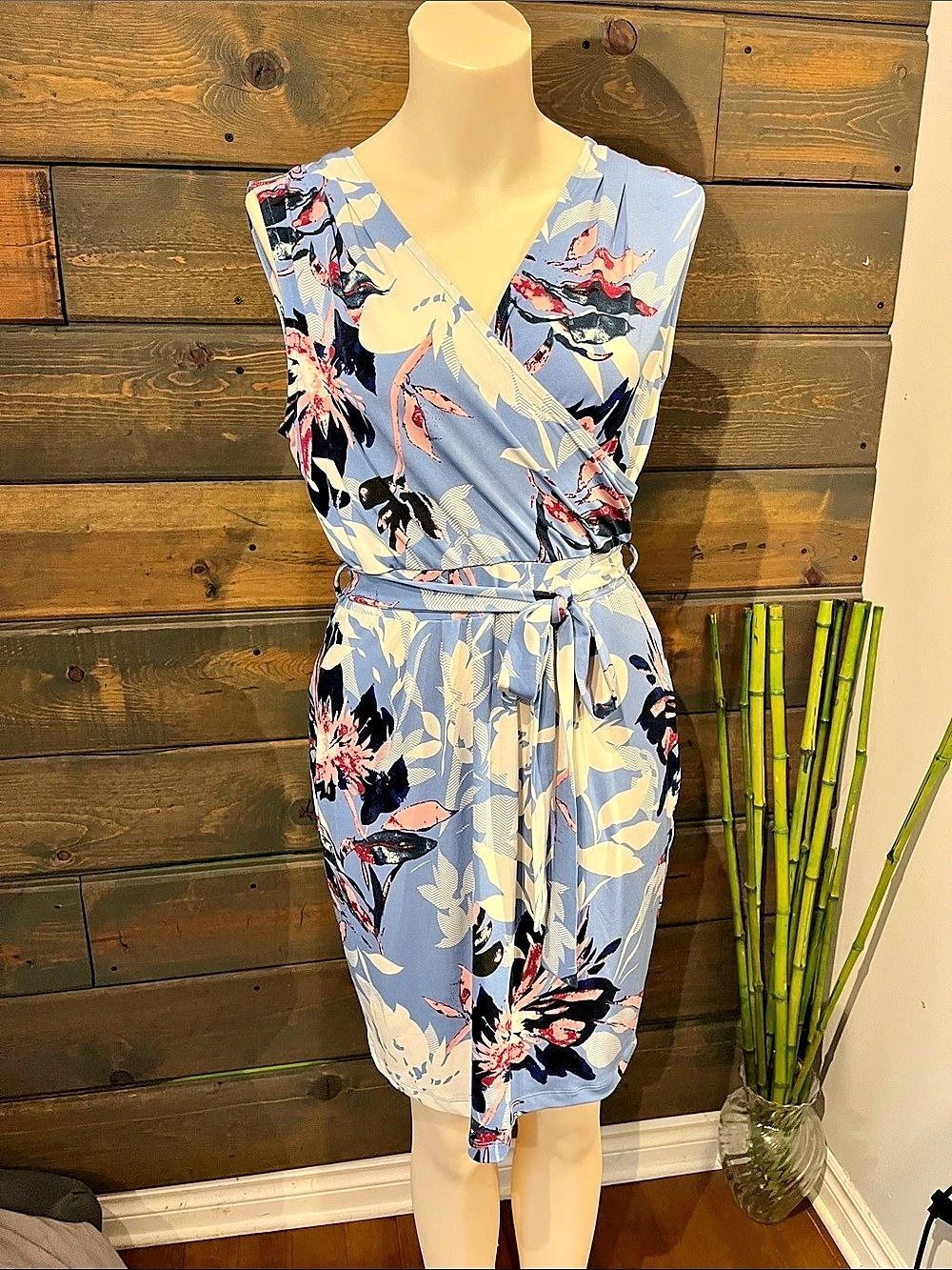 Venus Floral Wrap Midi Dress in Blue & Pink Like New size médium